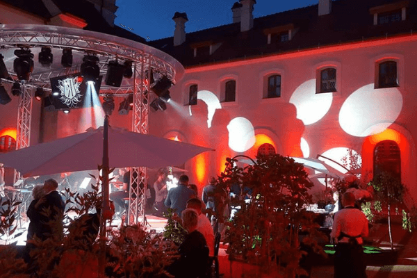 Vilniaus Senamiesčio Širdyje - Išskirtinė Vieta Vestuvėms vestuvių pobūvis vidinimae kiemleyje